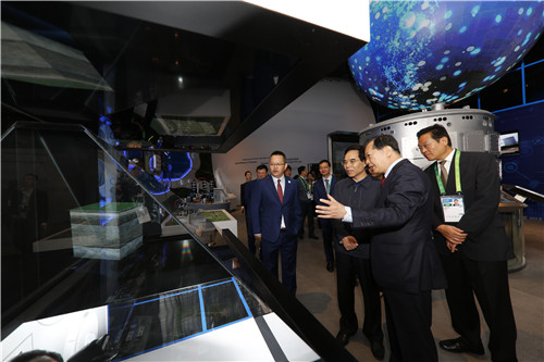聂辰席参观参观阿斯塔纳世博会中国馆4.jpg