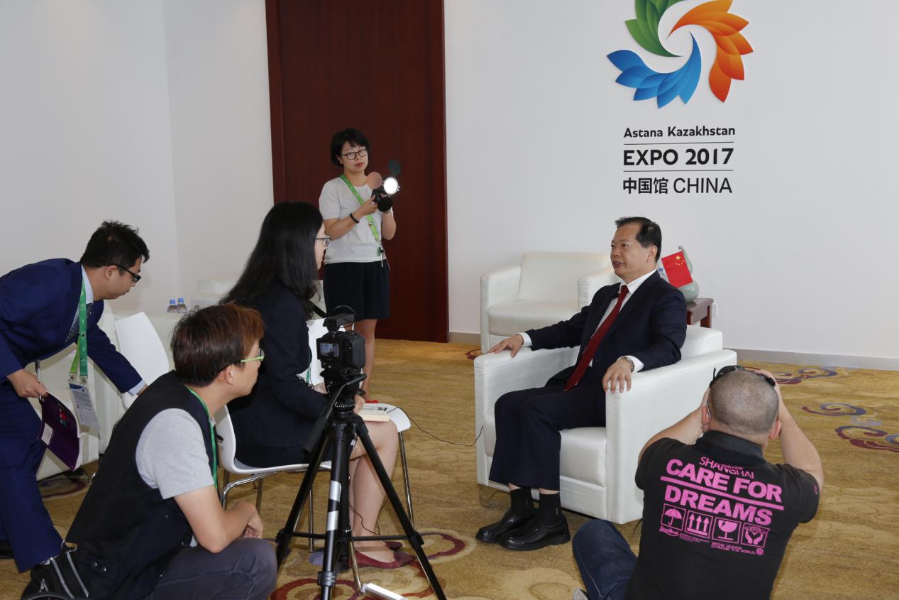 王锦珍副会长接受世博会博物馆采访1.jpg